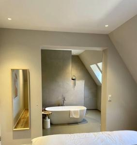 Koupelna v ubytování Luxe vakantievilla 'Sieta' op Ameland met wellness