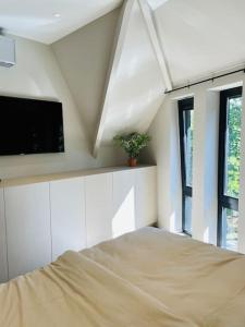 Postel nebo postele na pokoji v ubytování Luxe vakantievilla 'Sieta' op Ameland met wellness + 37 fotografií