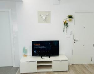A television and/or entertainment centre at SILVER -Apartamentos Birdie- Még 3 kép