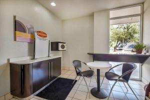 Kuchyň nebo kuchyňský kout v ubytování Motel 6-Cedar Park, TX