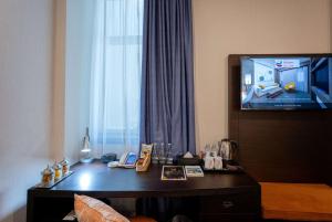 Een TV en/of entertainmentcenter bij Ramada Encore Doha by Wyndham
