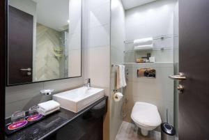 Een badkamer bij Ramada Encore Doha by Wyndham