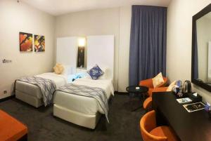 Een bed of bedden in een kamer bij Ramada Encore Doha by Wyndham