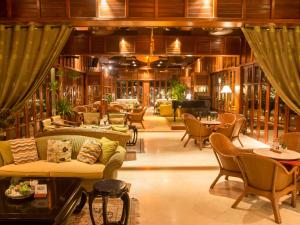 een lobby met banken, tafels en stoelen bij Furama Resort Danang in Da Nang