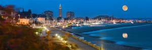 - une vue sur la ville la nuit et l'océan dans l'établissement Appartement agréable et confortable pour 4 personnes, au Havre
