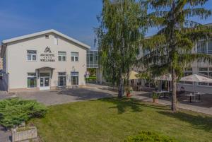 ein Apartmenthaus mit einem Park davor in der Unterkunft AM HOTEL WELLNESS **** in Rimavská Sobota