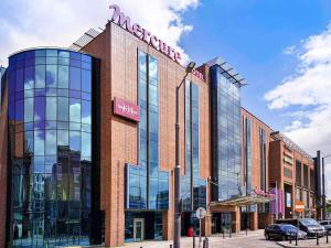 um grande edifício de tijolos com uma placa em Mercure Wrocław Centrum em Breslávia