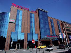 ein großes Gebäude mit einem Schild darüber in der Unterkunft Mercure Wrocław Centrum in Breslau