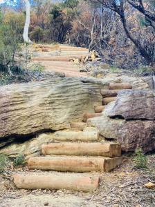 a set of stone steps on a rocky trail at Paradise Lodge - Blue Mountains Wonderland in Linden