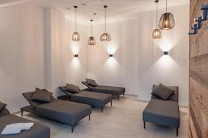 A seating area at Apartments Schluga