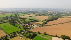 una vista aérea de un pueblo en un campo en Hanley House, en Tenbury