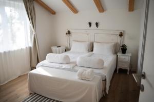 - une chambre avec 2 lits blancs et une fenêtre dans l'établissement 9b-The Resort, à Sežana