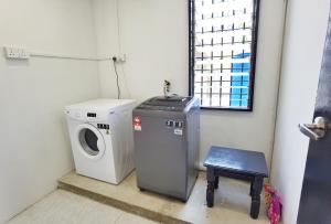 a washing machine and a stool in a room at 3 mins to Garden City & Kubota Jln Chong Thien Vun in Tawau