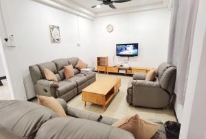 uma sala de estar com dois sofás e uma televisão em 3 mins to Garden City & Kubota Jln Chong Thien Vun em Tawau