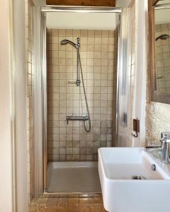 ein Badezimmer mit einer weißen Badewanne und einem Waschbecken in der Unterkunft Eveleos Country House in Tochni