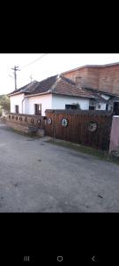 Budova, kde se chata nachází