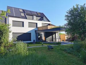 una casa con un jardín delante de ella en ScraB&Ble Ecologische gastenkamers en Bornem