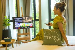 TV a/nebo společenská místnost v ubytování Chamemon Bed Phuket Town