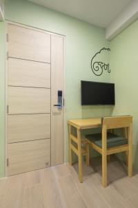 TV a/nebo společenská místnost v ubytování Chamemon Bed Phuket Town