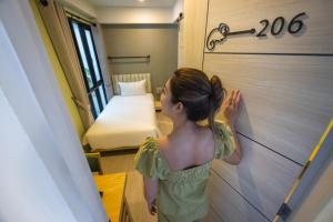 Postel nebo postele na pokoji v ubytování Chamemon Bed Phuket Town