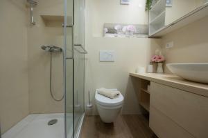 克拉尼斯卡戈拉Relax Studio Kranjska Gora的带淋浴、马桶和水槽的浴室 更多4张照片