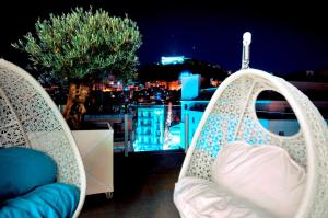 zwei Schaukelstühle auf einem Balkon in der Nacht in der Unterkunft Grand Hotel Oriente in Neapel