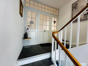 um corredor com uma porta branca e uma escada em Ferienwohnung Jule em Grenzach-Wyhlen