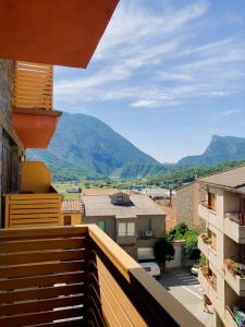 balcón con vistas a la montaña en Apartament dúplex amb vistes al Pirineu català, en Coll de Nargó