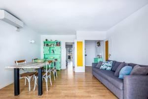 ein Wohnzimmer mit einem Sofa und einem Tisch in der Unterkunft Canela Homes COSTA CASTELLDEFELS in Castelldefels