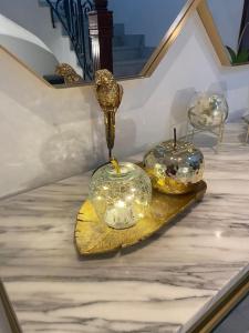 dos bolas de cristal en una mesa en una habitación en Villa de maitre magnifique, spacieuse avec jardin, en La Marsa