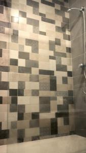 bagno con doccia e parete piastrellata di Apartamento primera línea mar Garachico a Garachico