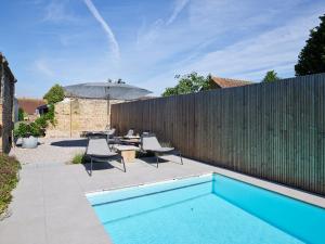 a backyard with a swimming pool and a fence at Notarishuys "Pure Hotel" in Diksmuide