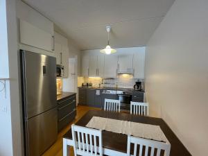 A kitchen or kitchenette at Ilmastoitu 55 m2 huoneisto saunalla Lahden satamassa