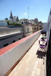 una mesa en el techo de un edificio en Sleepin Sevilla Catedral en Sevilla