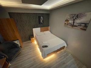 ein kleines Schlafzimmer mit einem weißen Bett in einem Zimmer in der Unterkunft DNC REZİDANCE in Konak