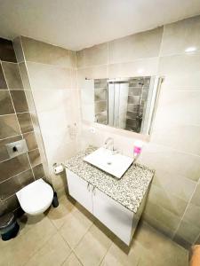 ein Bad mit einem Waschbecken und einem WC in der Unterkunft DNC REZİDANCE in Konak