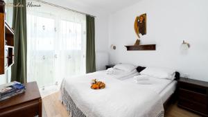 a bedroom with a bed with a stuffed animal on it at Wonder Home Myśliwska - Domki przy stoku Karpatka - na terenie kompleksu plac zabaw, zewnętrzna siłownia i sklep in Karpacz