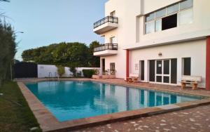 una piscina frente a una casa en Rouge Plage Studio, en Agadir