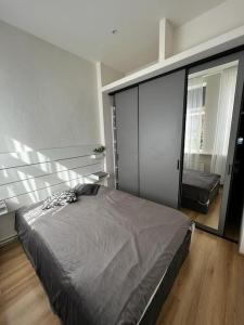 リガにあるCozy flat near centerのベッドルーム1室(ベッド1台付)、スライド式ガラスドアが備わります。