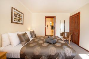 1 dormitorio con 1 cama grande en una habitación en Ardrossan Hotel Motel, en Ardrossan