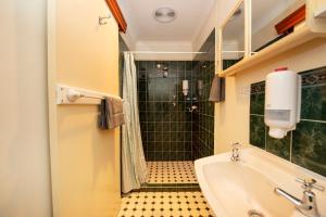 Ardrossan Hotel Motel的一间浴室