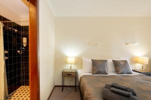 Ardrossan Hotel Motel客房内的一张或多张床位