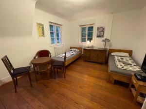 una habitación con una cama, una mesa y sillas en Studio Apartment Villa Seiz, en Schwäbisch Gmünd