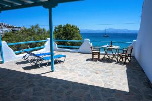 une terrasse avec une table et des chaises et l'océan dans l'établissement Afroditi studios, à Kampos Paros