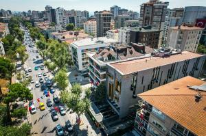 z góry widok na ulicę miejską z samochodami w obiekcie Broyt Hotel w Stambule
