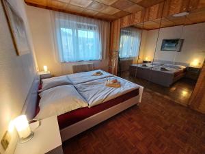 ein Schlafzimmer mit einem großen Bett und einem Spiegel in der Unterkunft Appartement Eigelsreiter Lindwurm in Traisen