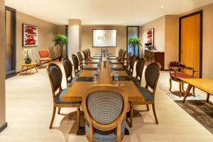 une salle de conférence avec une grande table et des chaises dans l'établissement Broyt Hotel, à Istanbul