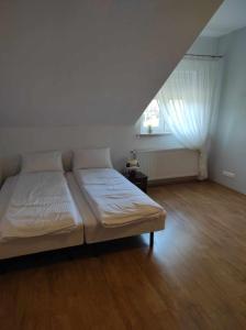 Cama o camas de una habitación en Piekiełko Noclegi