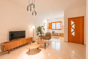 sala de estar con TV de pantalla plana y sillas en Spacious home with lovely garden - TCM en Rincón de la Victoria