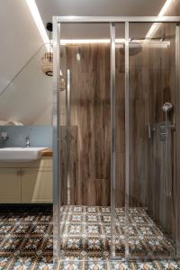 a bathroom with a shower and a sink at Tawerna Kaszubska in Ostrzyce +29 photos
